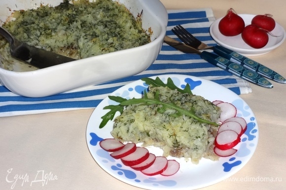 Подать блюдо на стол, разложить по порциям. Подавать со свежими овощами и зеленью. Угощайтесь! Приятного аппетита!