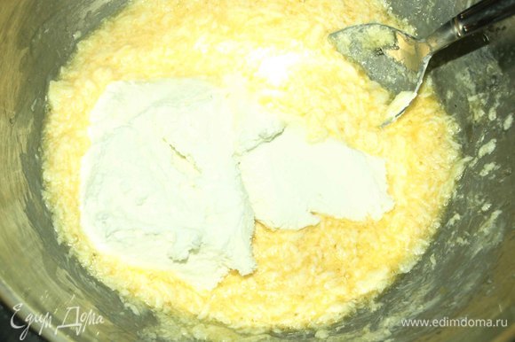 Духовку разогреть до 180°C .Размягченное сливочное масло растереть с сахаром. Добавляем яйцо и хорошо перемешиваем. Добавляем творог и перемешиваем. Добавляем просеянную муку, соль и разрыхлитель. Все перемешиваем.