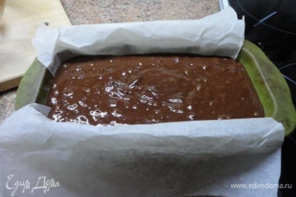 Форму для кекса смажьте оставшимся сливочным масло, выстелите пекарской бумагой, влейте тесто и выпекайте 1 час. Готовность проверьте деревянной шпажкой.