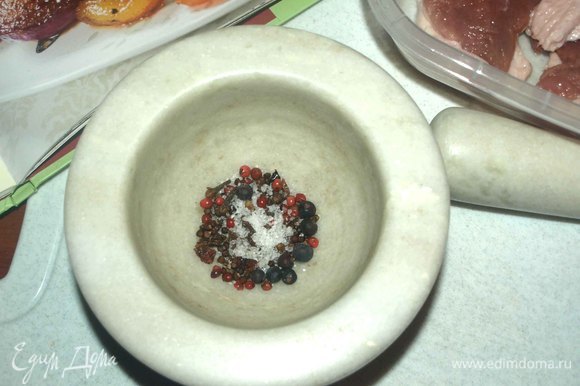 Готовим сухой маринад: в ступке растереть смесь перцев (любых), ягоды можжевельника, гвоздику, соль и кайенский перец (у меня сухой хлопьями).