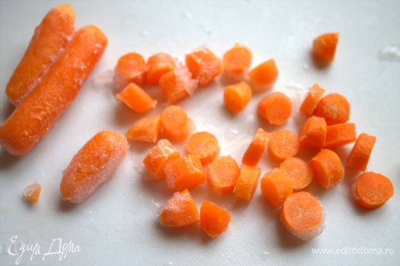 Так как морковка ушла на биточки, я решила для красоты использовать замороженную беби-морковку горсть. Она после разморозил почти не требует варки, полуготовая.
