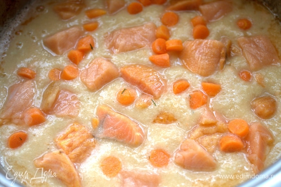 Насыпала морковку в суп-пюре и немного отдельных кусочков рыбы.