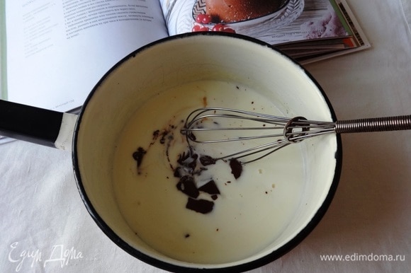 Шоколад поломать на мелкие кусочки, добавить в горячие сливки и все слегка взбить венчиком, так чтобы шоколад полностью растворился.