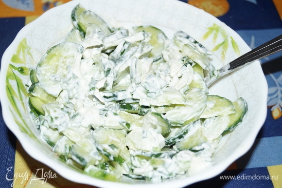 Вместо масла, салат можно заправить сметаной, перемешанной с горчицей или майонезом.