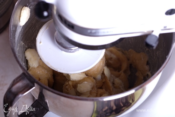 Холодное сливочное масло нарезать кубиками и добавить постепенно в тесто.