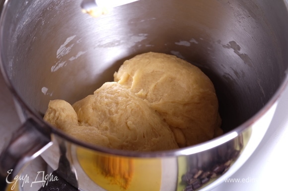 Вымешивать, пока тесто не станет однородным, мягким, с хорошо развитой клейковиной.