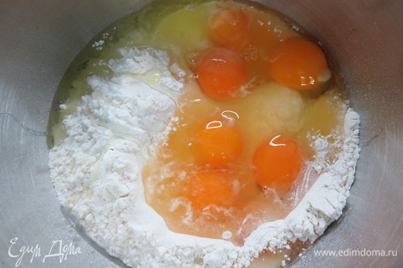 В чашу стационарного миксера всыпать просеянную муку, соль, добавить яйца. Замесить тесто с помощью насадки «крюк» на средних оборотах.