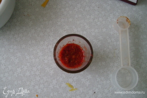 Сухофрукты залить апельсиновым соком и оставить на несколько часов. Замочить шафран в небольшом количестве воды.