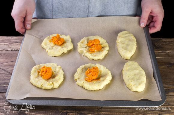 Из картофельной массы сделайте лепешки, сверху выложите морковную начинку. Сформируйте зразы.