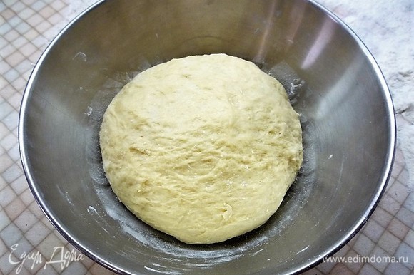 Скатываем тесто в шар, накрываем пищевой пленкой и убираем в теплое место на 1– 1,5 часа.