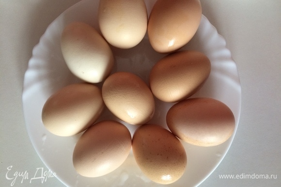 Пока шелуха варится, подготовим сырые яйца, достанем их из холодильника, вымоем.
