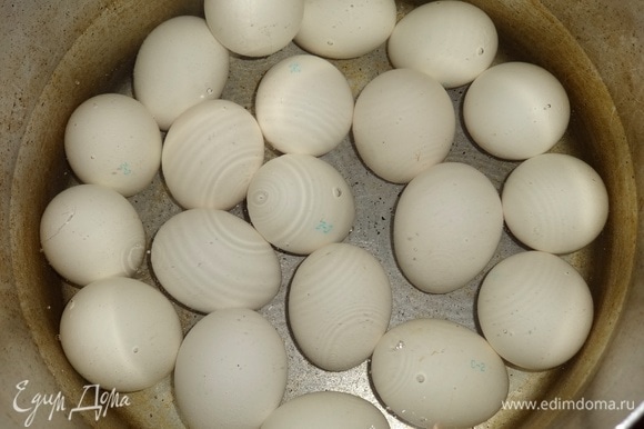Яйца сварить. Желательно брать белые яйца, но подойдут и коричневые. Держать до покраски в горячей воде.
