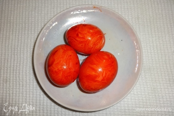 Покрасить яйца оранжевым пищевым красителем.