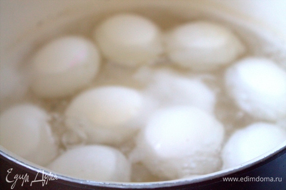 Яйца варим около 8–10 минут умеренно.