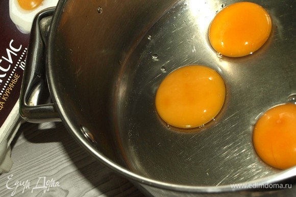 Муку для кулича просеять, добавить соль и сахар. Перемешать. У одного яйца отделить желток от белка. Белок понадобится для смазывания кулича. С лимона снимаем цедру.