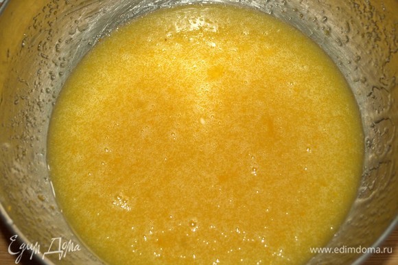 Размягченное сливочное масло взбиваем с двумя яйцами и одним желтком, сахаром. Добавляем цедру одного лимона. Перемешиваем очень хорошо.
