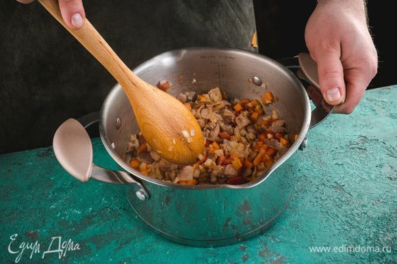 Обжарьте на растительном масле нарезанный мелко бекон в течение 2–3 минут. Добавьте к бекону нарезанные лук и морковь, затем — очищенные от кожуры и измельченные томаты. Обжарьте все вместе в течение нескольких минут.
