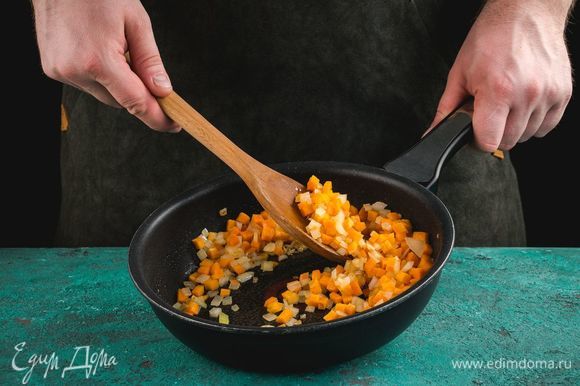 На растительном масле обжарьте до мягкости нарезанные лук и морковь.
