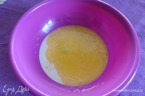 Затем в чашку добавляем растопленное остуженное сливочное масло и взбитое яйцо. Перемешиваем.