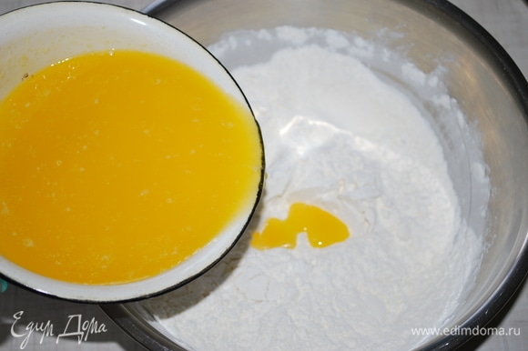 Когда масло остынет, добавьте в него яйца, воду и уксус, все хорошо перемешайте. Соедините муку, картофельный крахмал и соль. Влейте все в мучную смесь и замесите тесто. Масло должно полностью разойтись. Получается очень эластичное, мягкое тесто.