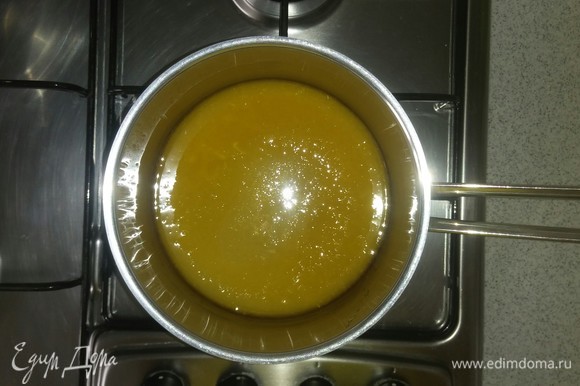 Ставим ковшик с толстым дном, в котором будем варить карамель, на мелкую конфорку плиты. Наливаем в него апельсиновый сок и добавляем сахарный песок. Перемешиваем.