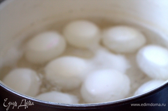 Отварить яйца на среднем огне около 8–10 минут.