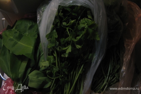 Зелень крошим крупно и добавляем в салат. Руколу лучше брать острую — она придаст пикантности салату.