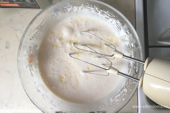 В чашу миксера выложить 2 яйца, взбить до пышной массы 2–3 минуты, добавить соль, сахар, ванилин и взбить все вместе 3–4 минуты. Сюда же добавить растопленное сливочное масло, перемешать.