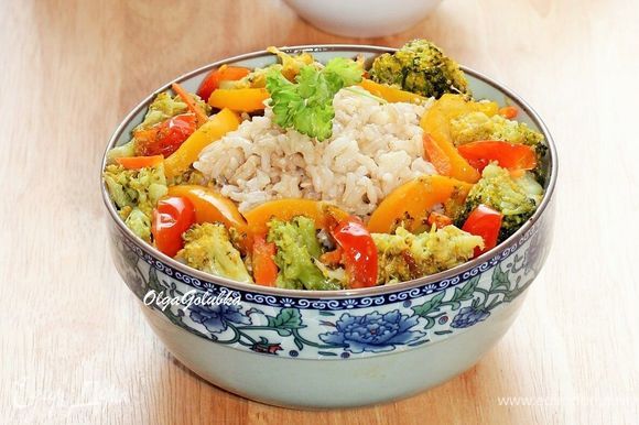 Выкладываем рис в подогретое блюдо. Добавляем овощи, посыпаем зеленью и подаем к столу.