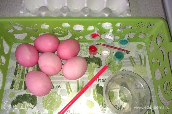 Яйца сварить вкрутую, остудить и покрасить пищевым красителем согласно инструкции, дать просохнуть. Для росписи яиц понадобятся: карандаш, ластик, кисти, краски, вода. Также для украшения потребуются клей, стразы, блестки или пайетки. Оговорюсь, что не все краски подходят для рисования на яйцах. Будьте внимательны при выборе, многие из них токсичны, яйца после раскраски такими красками будут непригодны для пищи.