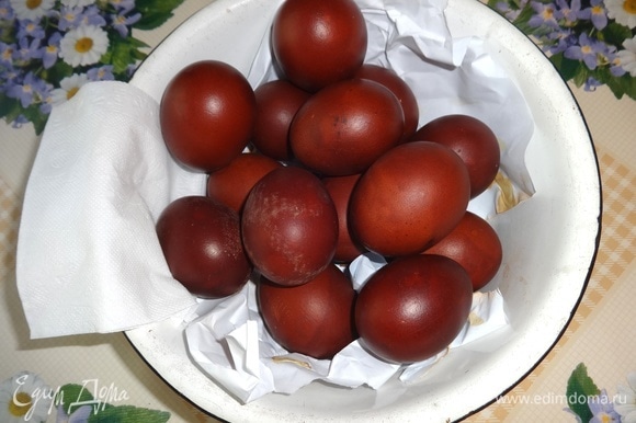 Яйца оставить в луковом отваре на 30–60 минут (в зависимости от того, какой насыщенности цвет вы хотите получить). Затем яйца вынуть из отвара на бумажные салфетки. Дать яйцам высохнуть и остыть.