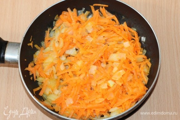 К луку добавить тертую на крупной терке морковь и пассеровать.