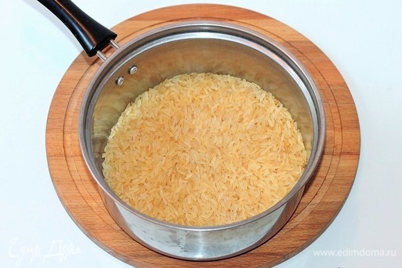 Отварить рис согласно инструкции.