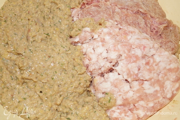 Фарш куриный и свиной выложите в миску. Печень, лук, картофель, укроп измельчите в блендере или мясорубке и выложите в миску к фаршу из курицы и свинины.