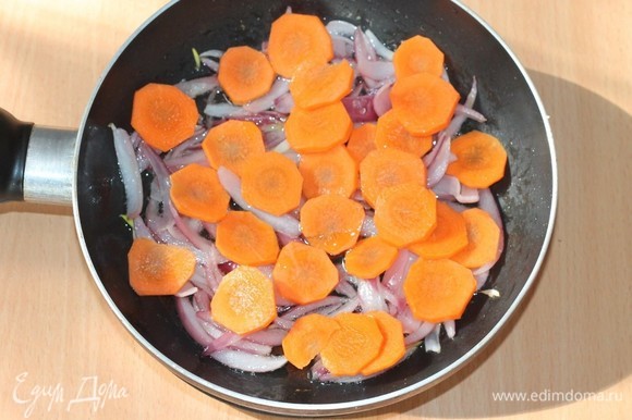 Добавляем тонко нарезанную кружочками морковь.