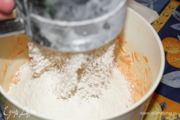Отмерьте муку и просейте ее в чашу для теста к остальным ингредиентам, смешайте с творожной массой лопаткой. Мука берется пшеничная высшего сорта.