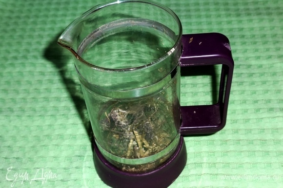 В чайник для заваривания положить травы: мяту, душицу, ромашку.