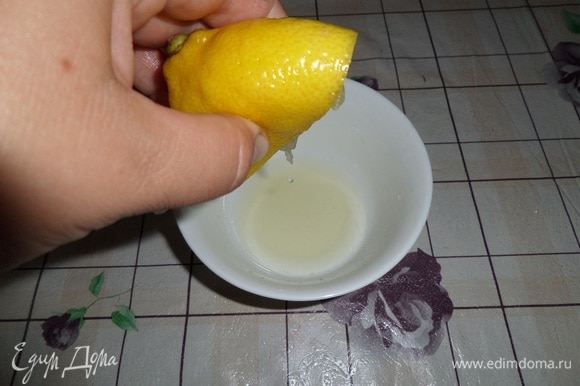 Из лимона выжимаем сок и добавляем в кастрюлю к остывшему напитку. Охлаждаем и процеживаем напиток.