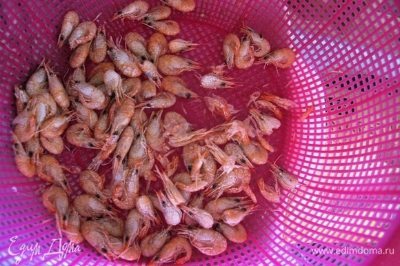 Креветки у меня крымские мелкие, поэтому они варятся очень быстро, в кипящую воду кладем пару горстей и варим минут 5.