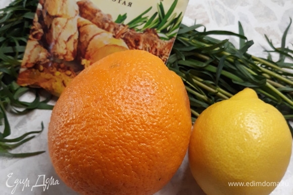 Берем необходимые ингредиенты и подготавливаем их: апельсин, лимон и эстрагон моем, воду кипятим и остужаем до 70°C.