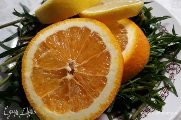 От апельсина и лимона отрезаем по 2 дольки и немного их мнем руками. Эстрагон тоже лучше немного помять, тогда он максимально отдаст напитку свой вкус и аромат.
