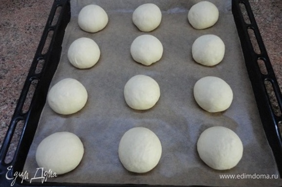 Подошедшее тесто разделите на 12 шариков. Оставьте еще на 40 минут. Когда булочки увеличатся еще вдвое, поставьте их в духовку, разогретую до 180–200°C, на 25–30 минут.