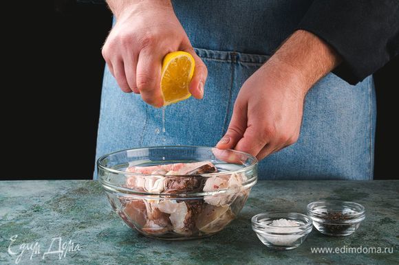 Полейте рыбу лимонным соком и оставьте на 15 минут.