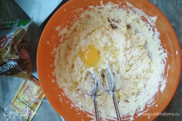 По одному добавлять яйца, тщательно взбивая после каждого добавления.
