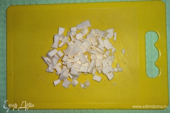 Адыгейский сыр нарезать мелкими кубиками.