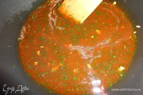 Влить в сковороду томатный маринад, перемешать и довести до кипения, выключить огонь и дать маринаду остыть до теплого состояния. Можно перелить из сковороды в чашку, чтобы быстрее остыл.