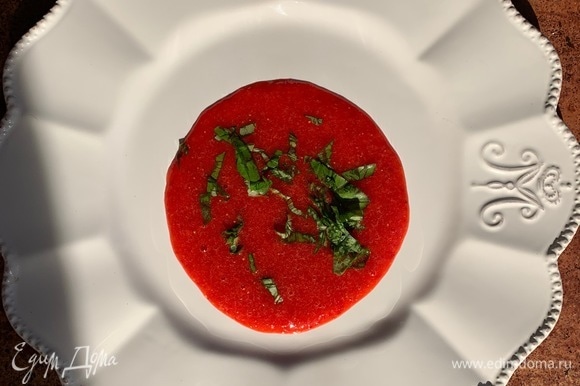 Выложить на тарелку клубничный соус, добавить базилик.