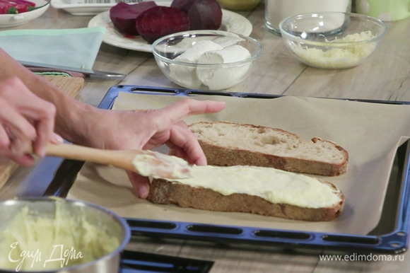 На противень, устланный бумагой для выпечки, выложить хлеб. Один кусок сверху смазать соусом бешамель.