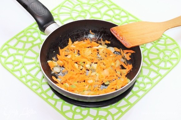 К луку добавить тертую на крупной терке морковь и пассеровать овощи до мягкости моркови.