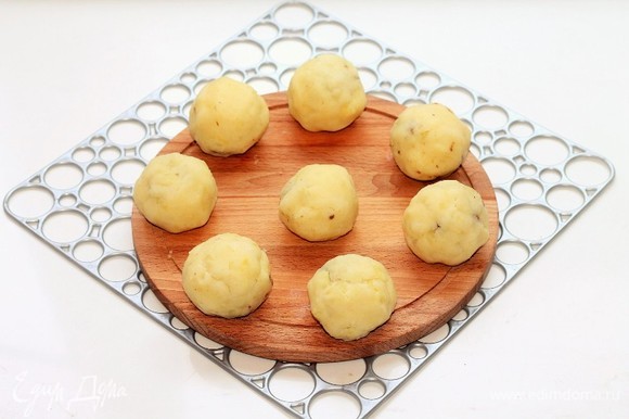 Залепить начинку картофелем и сформировать шарики, 8 шт. От 9 шарика отщипываем картофель и закрываем верх шарика. Из шариков можно сформировать биточки, если вы жарите на сковороде, или оставить как есть, если запекаете в духовке.